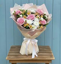 Букет цветов из:  Гвоздики, Орхидеи и Розы в Новом Карачае