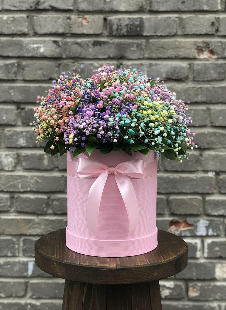 Цветочная композиция из Гипсофила и Розы в шляпной коробке в Новом Карачае