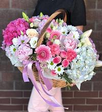 Композиция солнечный день в Новом Карачае Цветочная композиция из Розы, Хризантемы, Пионы и Лизиантусы в корзине в Новом Карачае