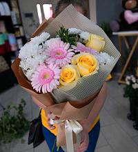 Букет цветов из:  Герберы, Розы и Хризантемы в Новом Карачае