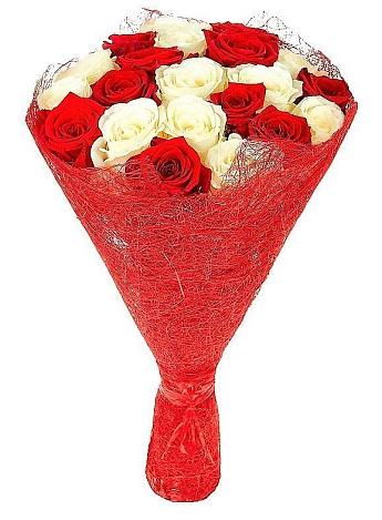 Букет Микс из красных и белых роз в Новом Карачае