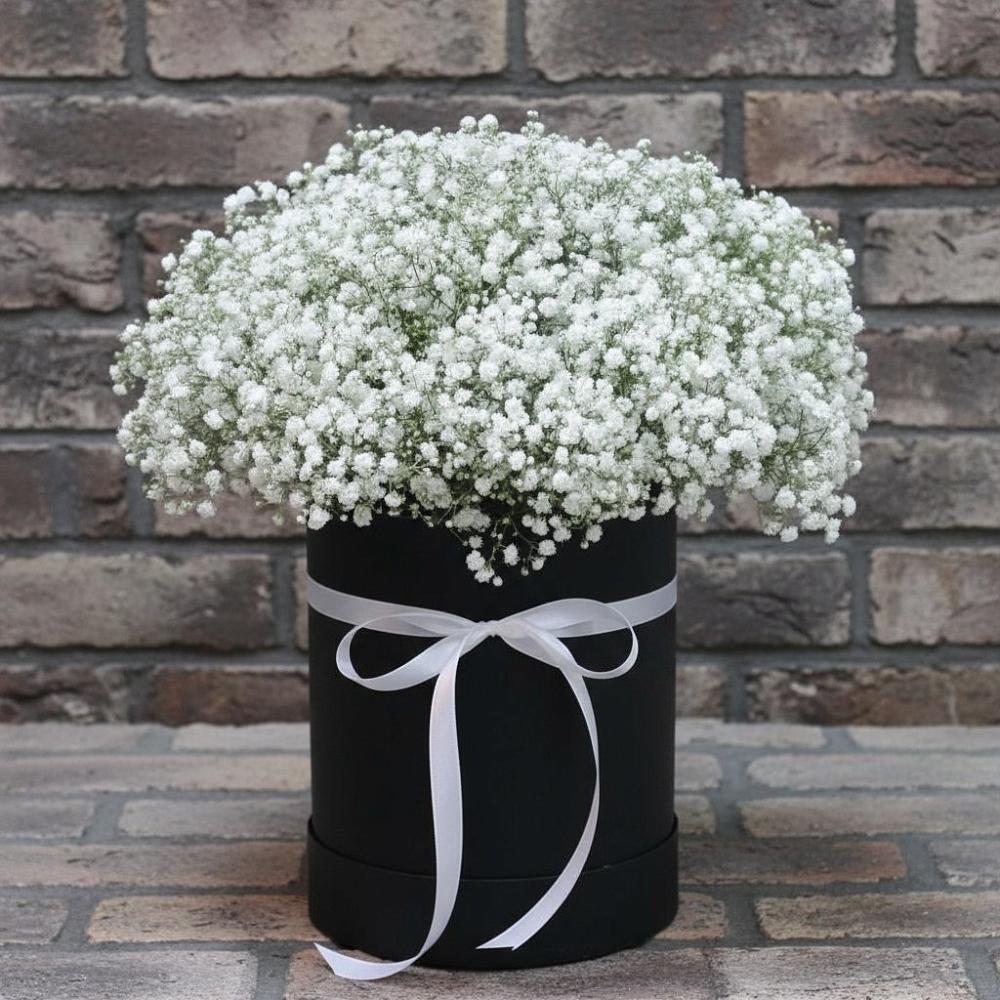 Цветочная композиция из Гипсофила в шляпной коробке в Новом Карачае