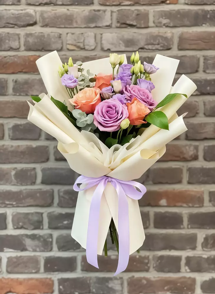 Букет цветов из: Лизиантусы и Розы в Новом Карачае