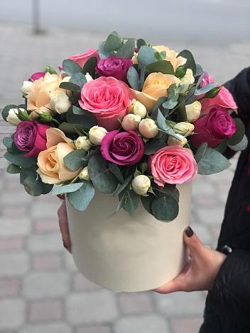 Цветочная композиция из Розы в шляпной коробке в Новом Карачае