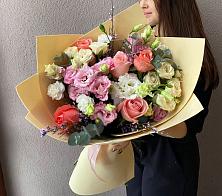 Букет цветов из:  Розы, Лизиантусы и Гвоздики в Новом Карачае