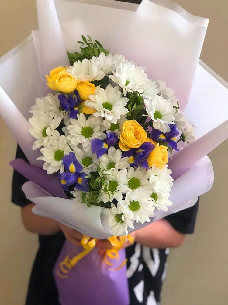 Букет цветов из: Ирисы, Хризантемы и Розы в Новом Карачае