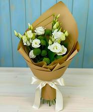 Букет цветов из:  Хризантемы и Лизиантусы в Новом Карачае