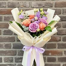 Букет цветов из:  Лизиантусы и Розы в Новом Карачае