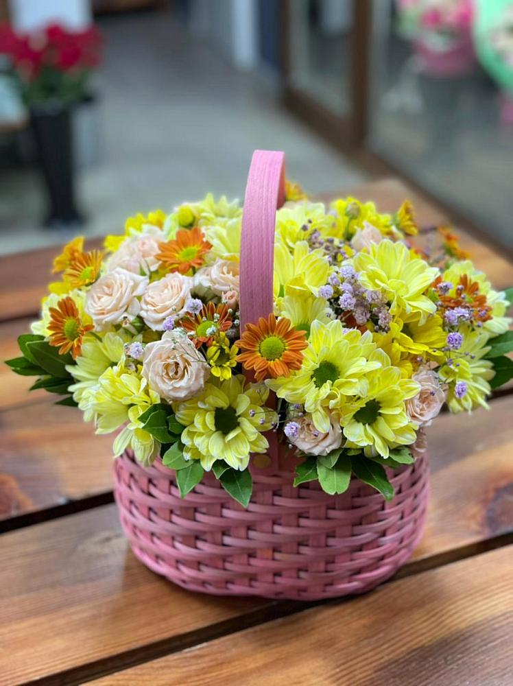 Цветочная композиция из Хризантемы и Розы в корзине в Новом Карачае