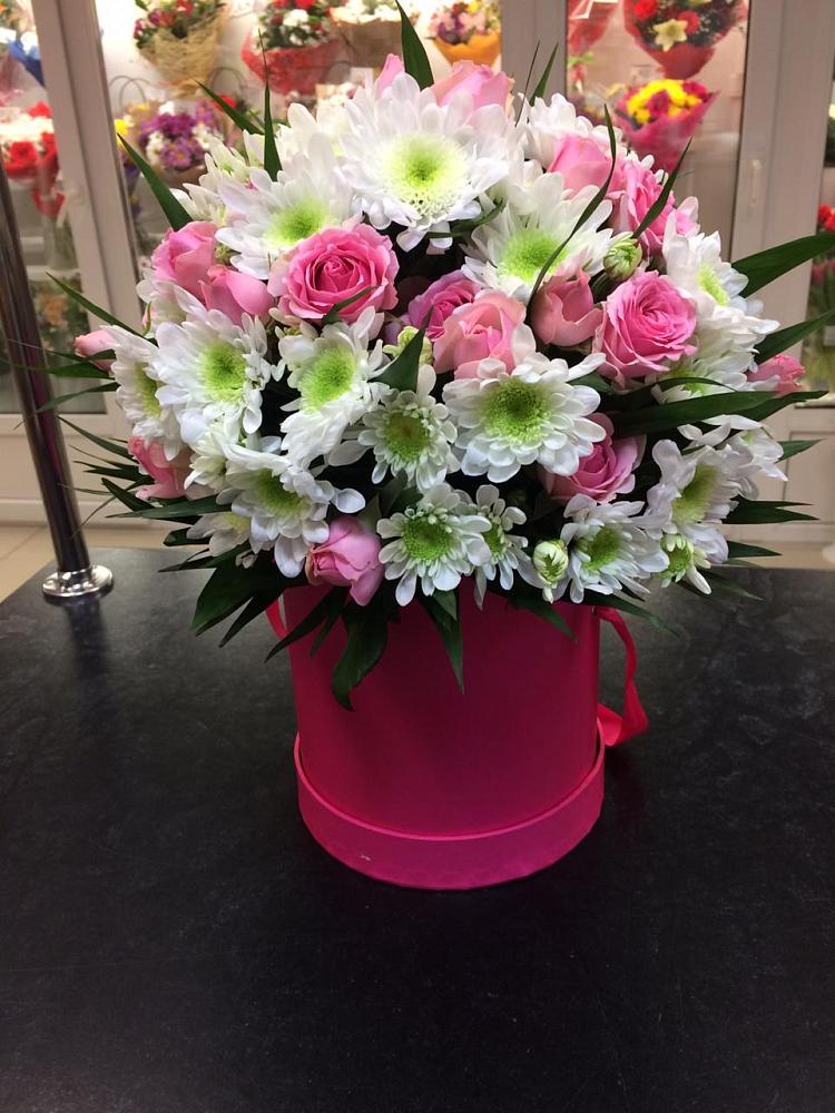 Цветочная композиция из Розы и Хризантемы в шляпной коробке в Новом Карачае