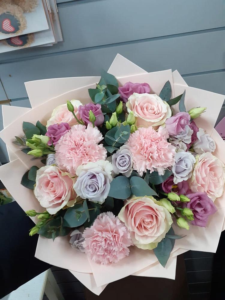 Букет цветов из: Розы, Гвоздики и Лизиантусы в Новом Карачае