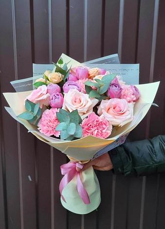 Букет цветов из: Розы и Гвоздики в Новом Карачае