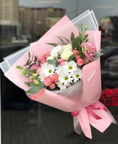 Букет цветов из: Розы, Лизиантусы и Хризантемы в Новом Карачае