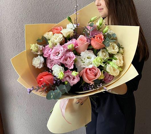 Букет цветов из: Розы, Лизиантусы и Гвоздики в Новом Карачае