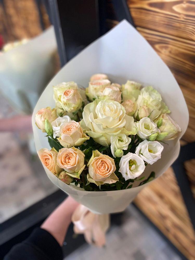 Букет цветов из: Розы и Лизиантусы в Новом Карачае